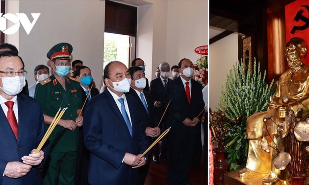 Staatspräsident Nguyen Xuan Phuc führt Räucherstäbchengebet zum Gedenken an Präsident Ho Chi Minh