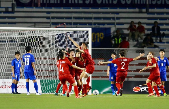 Versammlung von 34 Fußballspielerinnen für asiatische Fußballmeisterschaft der Frauen