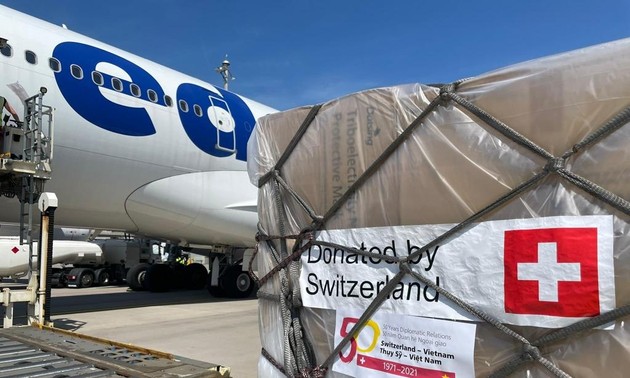 Die Schweiz schenkt Vietnam 13 Tonnen medizinische Ausrüstung