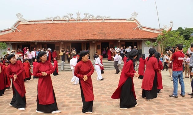 Den Xoan-Gesang im Altdorf in Phu Tho hören