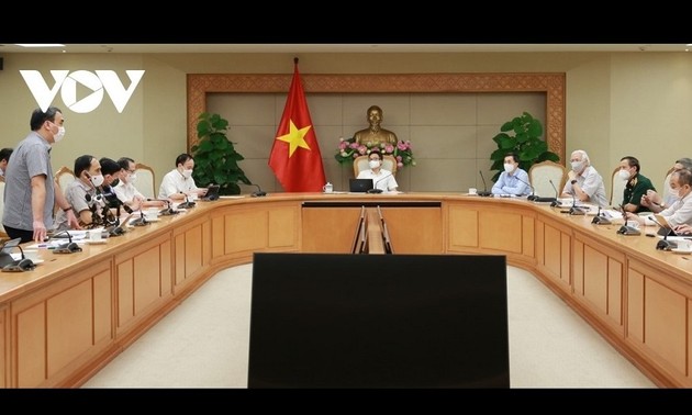 Vize-Premierminister Vu Duc Dam leitet die Sitzung über klinische Tests von Corona-Vakzinen