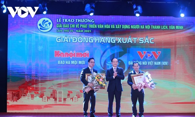 Presse schildert lebhaft Aktivitäten in allen Bereichen von Hanoi