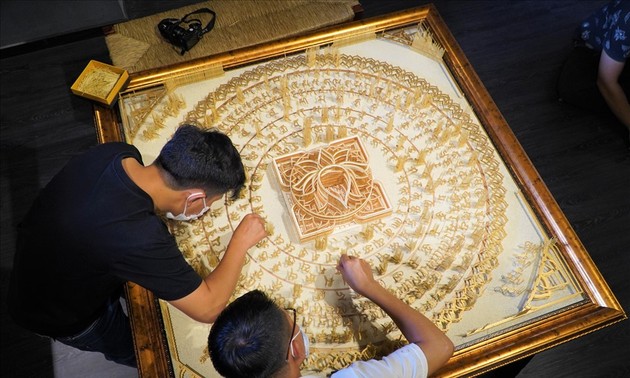 Das Bild „Weltraum Mandala” wird aus 27.000 Zahnstochern gemacht