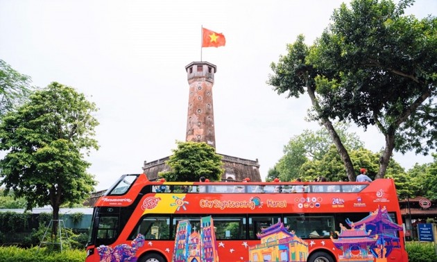 Beobachtung der Sehenswürdigkeiten in Hanoi aus einem Doppeldeckerbus