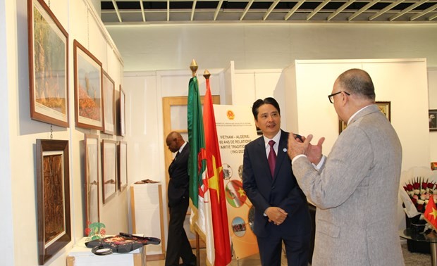 Eröffnung der Ausstellung und Vorstellung der vietnamesischen Waren in Algerien