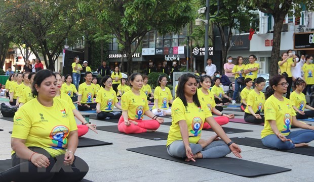 Fast 1000 Menschen beteiligen sich am Joga-Auftritt in Ho-Chi-Minh-Stadt