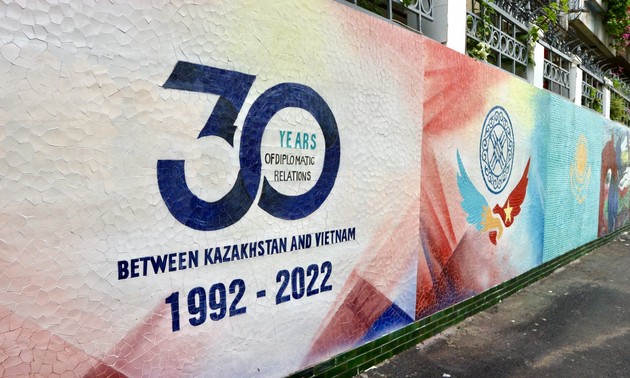 Eröffnung des Wandmosaiks zum 30. Jahrestag der Aufnahme diplomatischer Vietnam-Kasachstan-Beziehungen