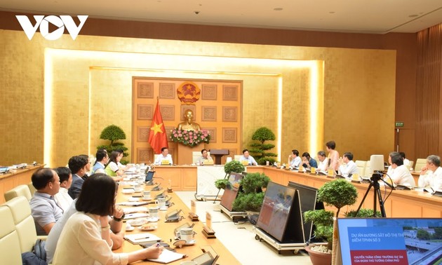 Premierminister Pham Minh Chinh überprüft die Straßenbahn Nhon-Hauptbahnhof Hanoi
