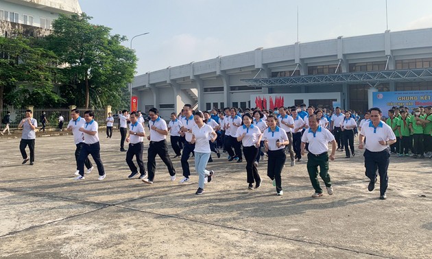Fast 1000 Menschen beteiligen sich am Laufwettbewerb der Zeitung Hanoimoi