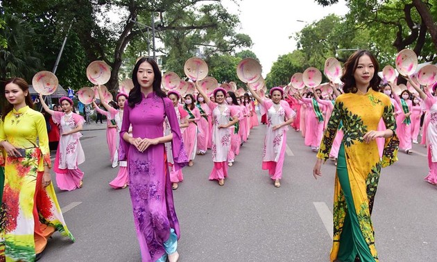 Fest der Tracht  Ao Dai in Hanoi