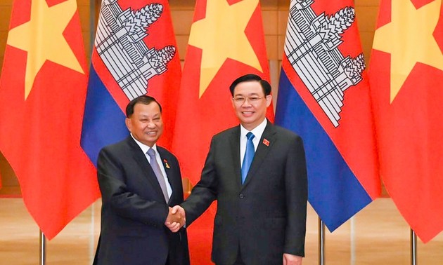 Parlamentspräsident Vuong Dinh Hue führt Gespräch mit dem kambodschanischen Senatsvorsitzenden