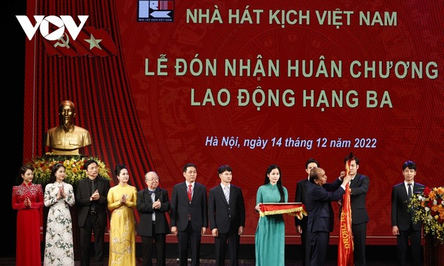 Staatspräsident Nguyen Xuan Phuc nimmt an Feier zum 70. Gründungstag des Dramatheaters Vietnams teil