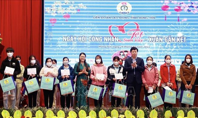 Hung Yen überreicht 2000 Geschenke an Arbeitskräfte aus armen Verhältnissen