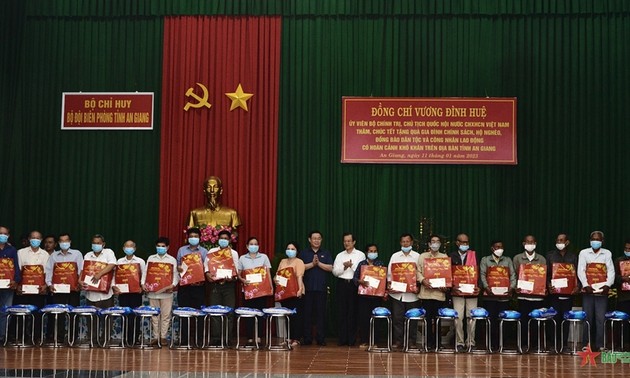 Parlamentspräsident Vuong Dinh Hue überreicht Geschenke an bedürftige Haushalte in An Giang
