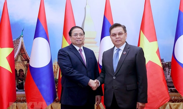 Premierminister Pham Minh Chinh trifft den laotischen Parlamentspräsidenten