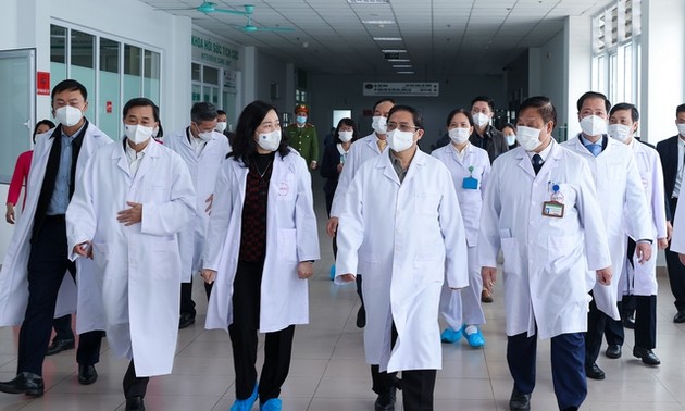 Premierminister Pham Minh Chinh besucht Medizinkräfte zum Neujahrsfest