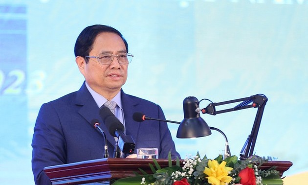 Premierminister Pham Minh Chinh fordert drei Hauptaufgaben zur Erfüllung der Nachfrage der Arbeitskräfte