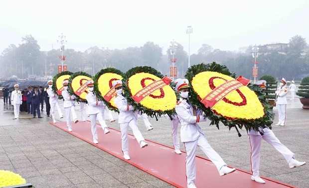 Spitzenpolitiker besuchen Ho-Chi-Minh-Mausoleum
