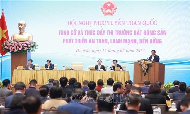Премьер-министр Фам Минь Тинь возглавил совещание по решению проблем и продвижению безопасного, здорового и устойчивого рынка недвижимости