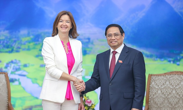 Premierminister Pham Minh Chinh empfängt die stellvertretende Ministerpräsidentin Sloweniens