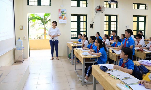 Schüler begrüßt das neue Schuljahr in Vietnam