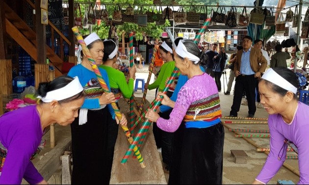 Traditioneller Keng-Loong-Tanz der Volksgruppe Thai in der Provinz Hoa Binh