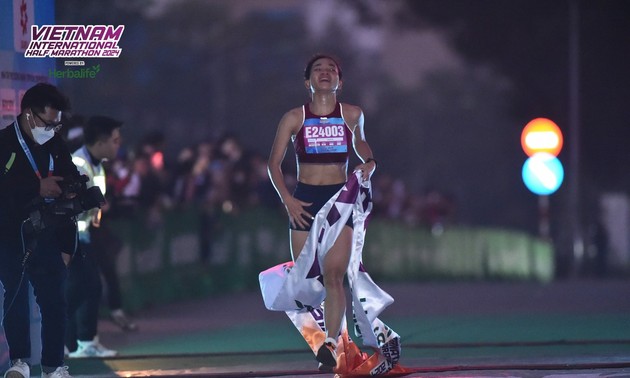 Nguyen Thi Oanh gewinnt den Meistertitel beim internationalen Halbmarathon 