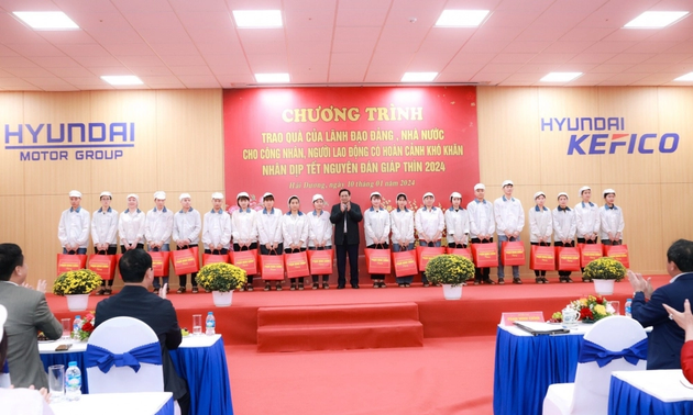 Premierminister Pham Minh Chinh überreicht Geschenke an Arbeitnehmer in Hai Duong