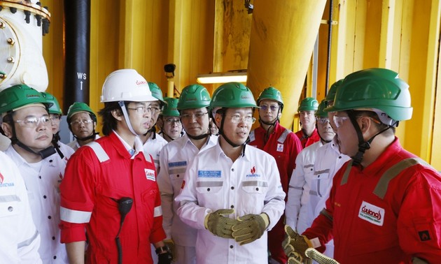 Staatspräsident Vo Van Thuong besucht Mitarbeiter auf der Bohrinsel