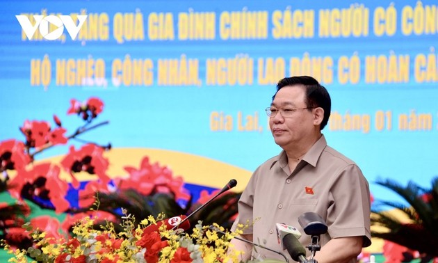 Parlamentspräsident Vuong Dinh Hue besucht bewaffnete Streitkräfte und Arbeitnehmer in Gia Lai