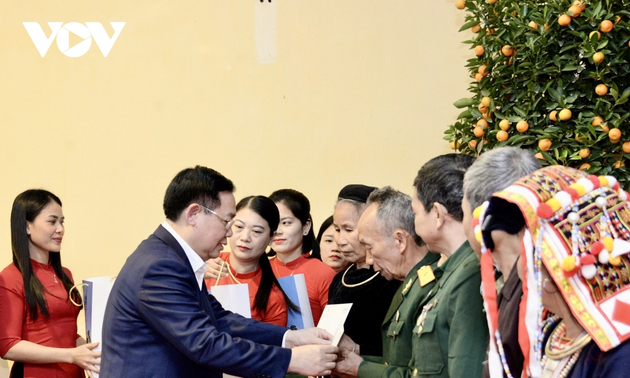 Parlamentspräsident Vuong Dinh Hue besucht die Provinz Yen Bai