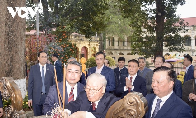 KPV-Generalsekretär Nguyen Phu Trong zündet Räucherstäbchen in der Thang Long-Zitadelle an