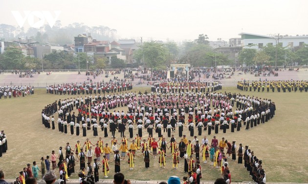 Mehr als 2000 Personen nehmen an Auftritt des Xoe-Tanzes in Dien Bien teil