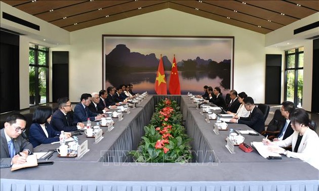 Außenminister Bui Thanh Son führt Gespräch mit seinem chinesischen Amtskollegen