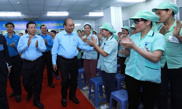 Nguyên Xuân Phuc dialogue avec les ouvriers de Bac Ninh