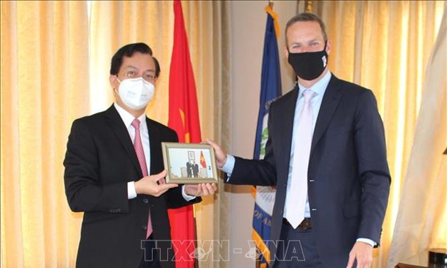 L’ambassade du Vietnam aux États-Unis offre des masques à la DFC