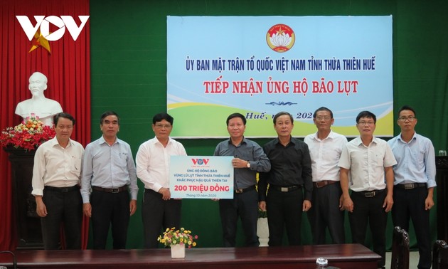 Intempéries : La Voix du Vietnam fait don de 400 millions de dongs aux sinistrés de Quang Tri et de Thua Thiên-Huê