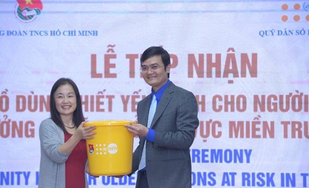 FNUAP-Vietnam aide les personnes âgées de trois provinces sinistrées du Centre
