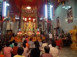 Kiều bào Thái Lan đi lễ chùa cầu an đầu năm