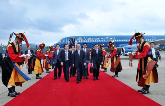 Chủ tịch Quốc hội Nguyễn Sinh Hùng đến Seoul, bắt đầu chuyến thăm chính thức Hàn Quốc
