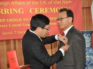 Trao quyết định tái bổ nhiệm Tổng lãnh sự danh dự Việt Nam tại khu vực Busan – Gyeongnam