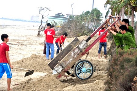 Đà Nẵng: Chung tay làm sạch bãi biển sau bão
