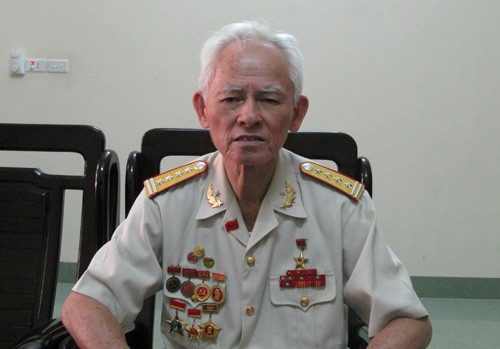 Anh hùng Lực lượng Vũ trang Nhân dân Phùng Văn Khầu nói chuyện về chiến thắng Điện Biên Phủ