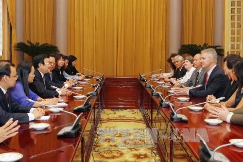 Chủ tịch nước Trương Tấn Sang thăm triển lãm ảnh của hãng thông tấn AP 