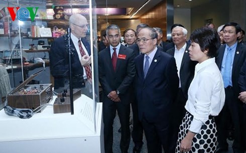Chủ tịch Quốc hội  Nguyễn Sinh Hùng tham quan Bảo tàng lưu trữ quốc gia Hoa Kỳ