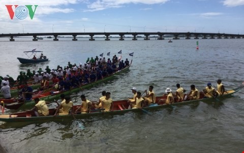Việt Nam tham dự Lễ hội Biển Campuchia 2015 