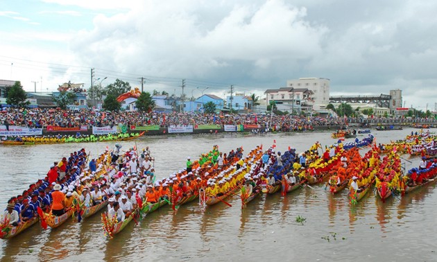 Lễ hội đua ghe ngo độc đáo của đồng bào Khmer ở Sóc Trăng