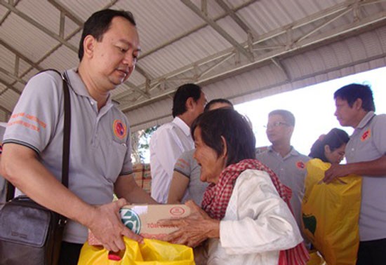 Thành phố Hồ Chí Minh tặng 2.000 phần quà Tết cho người khuyết tật và trẻ mồ côi
