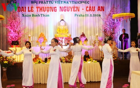 Phật tử Việt Nam tại Séc tham dự Đại lễ Thượng Nguyên