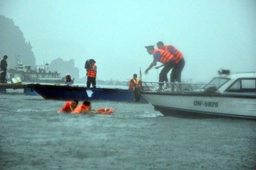 ВМС Вьетнама передали ВМС Филиппин 6 рыбаков, терпевших бедствие в море